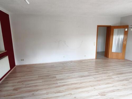 Wohn- /Esszimmer mit Zugang zum Balkon Bild 4 - 
