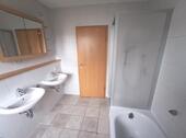 Bad mit Badewanne und Dusche Bild 3 - 