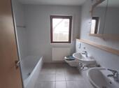 Bad mit Badewanne und Dusche Bild 1 - 