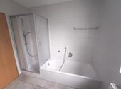 Bad mit Badewanne und Dusche Bild 2 - 