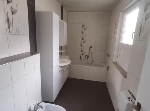 Bad EG mit Badewanne und Waschmaschinenanschluss Bild 1 - 