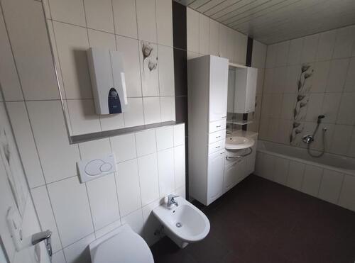 Bad EG mit Badewanne und Waschmaschinenanschluss Bild2 - 