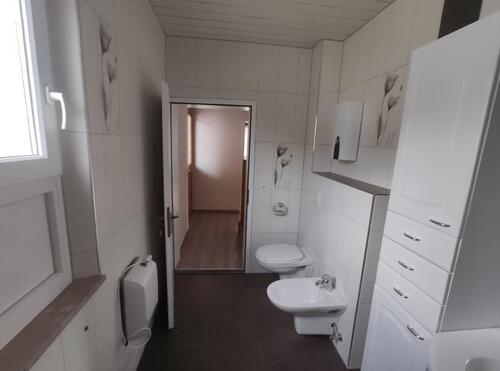 Bad EG mit Badewanne und Waschmaschinenanschluss Bild4 - 