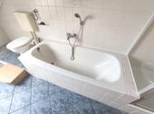 Bad mit Badewanne und Dusche Bild 2 - 