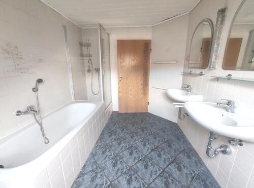 Bad mit Badewanne und Dusche Bild 5 - 