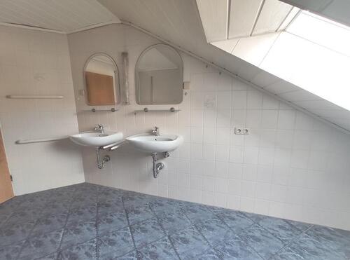 Bad mit Badewanne und Dusche Bild 4 - 