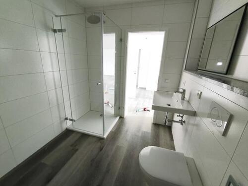 Bad mit Dusche und Waschmaschinenanschluss Bild 3 - 