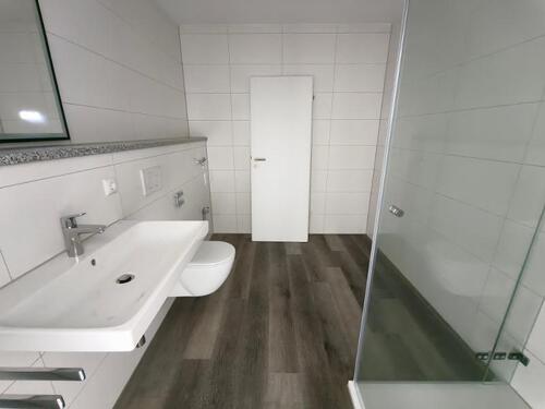 Bad mit Dusche und Waschmaschinenanschluss Bild 1 - 