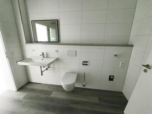 Bad mit Dusche und Waschmaschinenanschluss Bild 2 - 