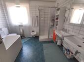 Bad mit Badewanne und Dusche Bild 1 - 
