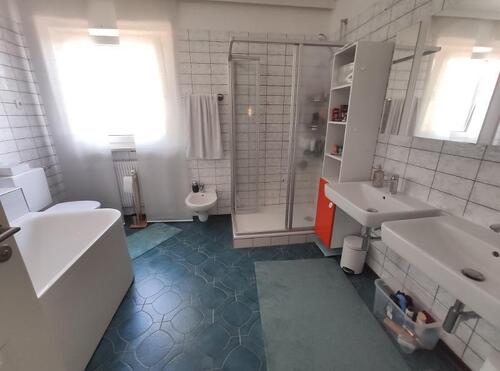 Bad mit Badewanne und Dusche Bild 1 - 
