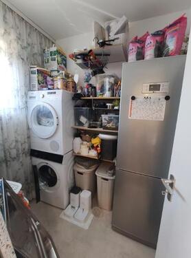 Offene Küche mit 2 Abstellräumen (mit Anschluss für Waschmaschine und Trockner) Bild 4 - 