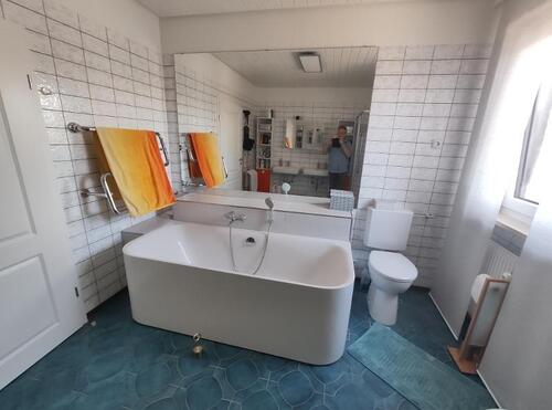 Bad mit Badewanne und Dusche Bild 4 - 
