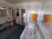 Bad mit Badewanne und Dusche Bild 3 - 