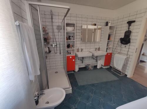 Bad mit Badewanne und Dusche Bild 2 - 