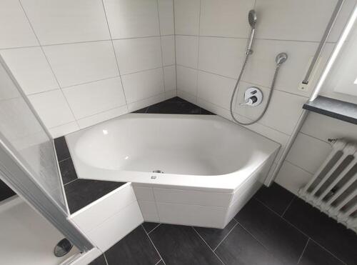 Bad mit Badewanne und Dusche Bild 2 - 