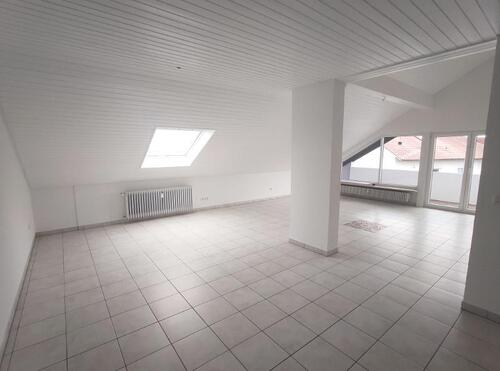 Wohn- /Esszimmer mit Zugang zum großen Balkon Bild 1 - Etagenwohnung mit 103,53 m² in Hemhofen zur Miete