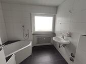 Bad mit Badewanne und Dusche Bild 1 - 