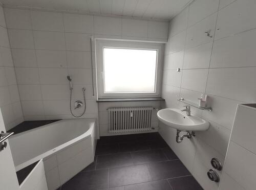 Bad mit Badewanne und Dusche Bild 1 - 