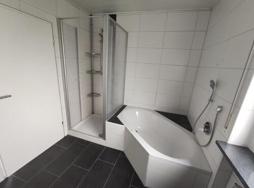 Bad mit Badewanne und Dusche Bild 3 - 
