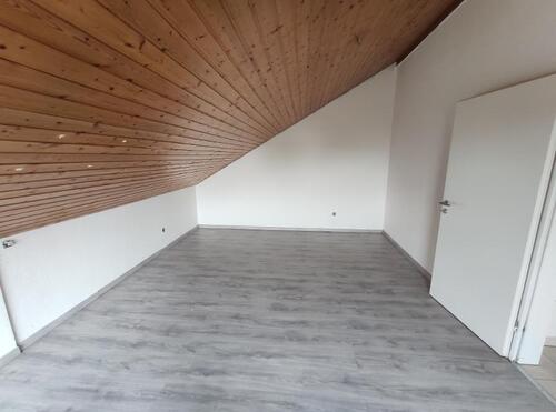 Kinder- /Arbeitszimmer mit Zugang zum zweiten Balkon Bild 2 - 