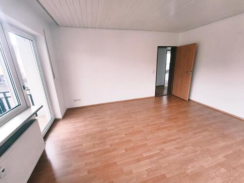 Wohnzimmer mit Zugang zum Balkon Bild 3 - 