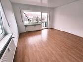 Wohnzimmer mit Zugang zum Balkon Bild 2 - 