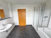 Bad mit Badewanne und Dusche Bild 3 - 