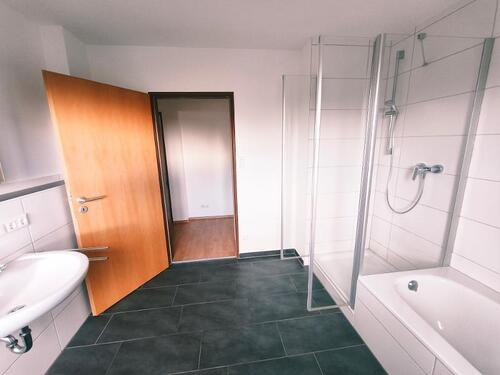 Bad mit Badewanne und Dusche Bild 3 - 