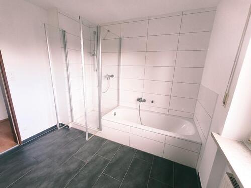 Bad mit Badewanne und Dusche Bild 2 - 