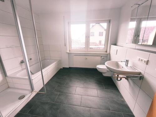 Bad mit Badewanne und Dusche Bild 1 - 