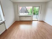 Wohnzimmer mit Zugang zum Balkon Bild 2 - 