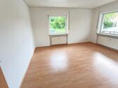 Wohnzimmer mit Zugang zum Balkon Bild 1 - 