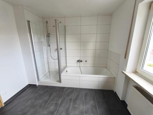 Bad mit Badewanne und Dusche Bild 2 - 