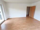 Wohnzimmer mit Zugang zum Balkon Bild 3 - 