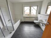 Bad mit Badewanne und Dusche Bild 1 - 