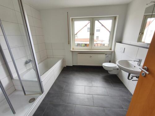 Bad mit Badewanne und Dusche Bild 1 - 