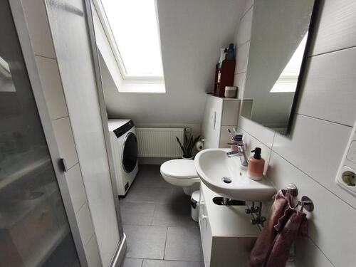 Bad mit Dusche und Waschmaschinenanschluss Bild 1 - 