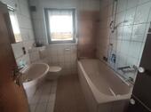 EG Bad mit Badewanne und Fenster Bild 1 - 
