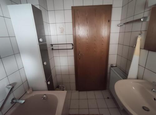 EG Bad mit Badewanne und Fenster Bild 2 - 