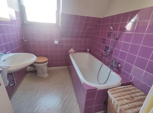 DG Bad mit Badewanne und Fenster Bild 1 - 
