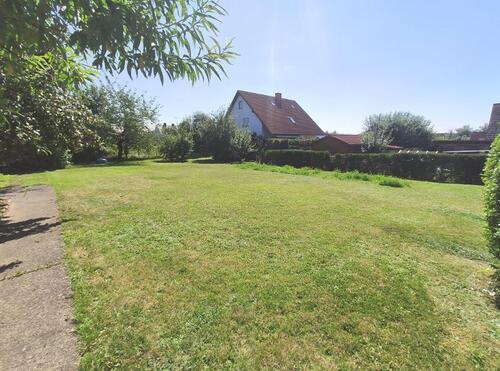 Außenansicht großer Garten Bild 2 - 6 Zimmer Einfamilienhaus zum Kaufen in Adelsdorf OT