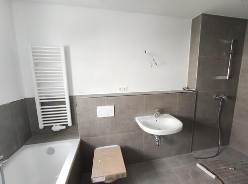 Bad mit Badewanne und Dusche Bild 2 - 