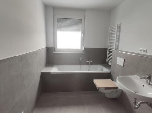 Bad mit Badewanne und Dusche Bild 1 - 