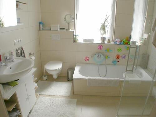Bad mit Badewanne und Dusche Bild 1 - 