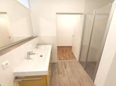EG: Bad mit Dusche und Oberlicht Bild 3 - 