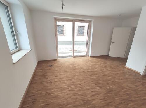 EG: Arbeitszimmer / Büro mit Garderobe und Gäste-WC Bild 4 - 