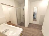 EG: Bad mit Dusche und Oberlicht Bild 1 - 
