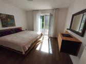Schlafzimmer mit Zugang zum Garten und Terrasse Bild 1 - 