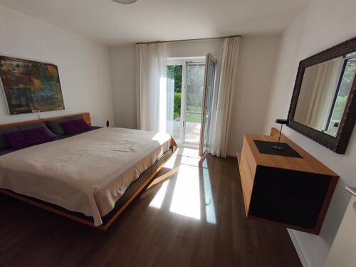 Schlafzimmer mit Zugang zum Garten und Terrasse Bild 1 - 
